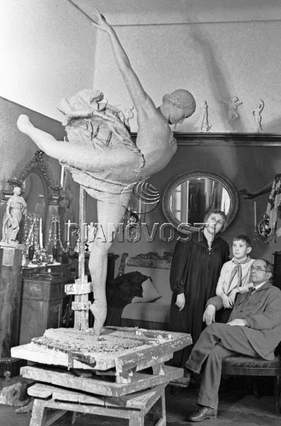 Janson Manizer with family and large Ulanova sculpture